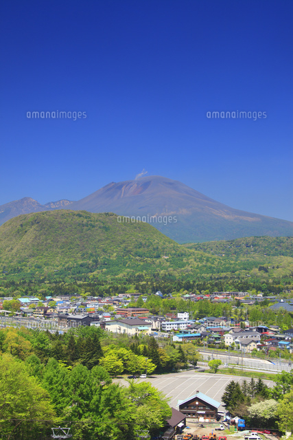 矢ヶ崎山中腹から望む浅間山と軽井沢市街とE7系北陸新幹線[10247020867