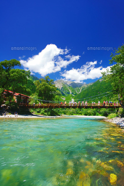 梓川の清流と河童橋と穂高連峰[10247021380]の写真・イラスト素材