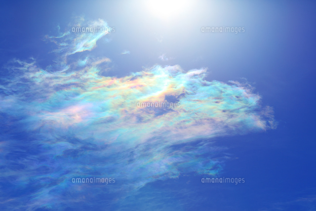 彩雲と太陽の光芒[10247022918]の写真・イラスト素材｜アマナイメージズ