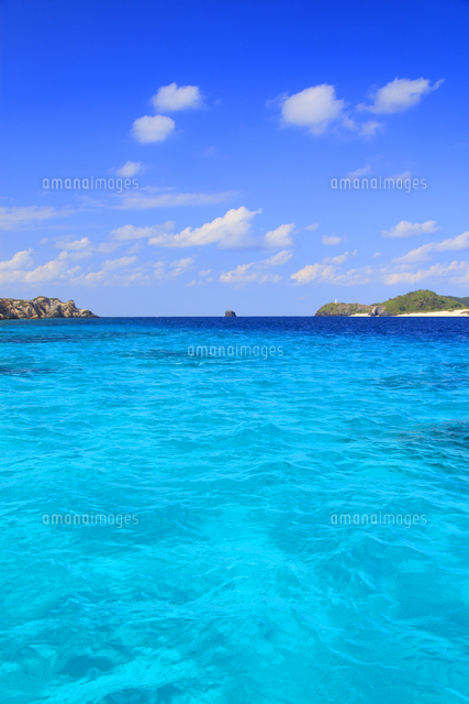 トロピカル色のニシバマビーチの海とウシジなど慶良間諸島 の写真素材 イラスト素材 アマナイメージズ