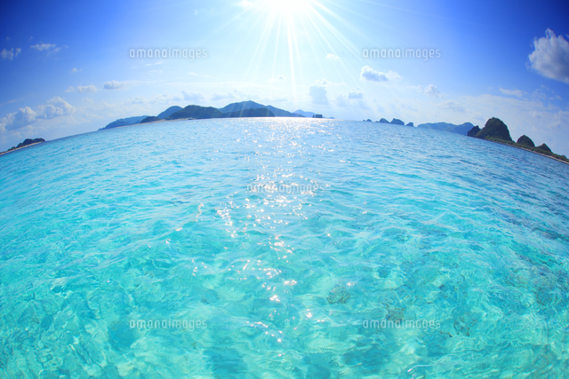 トロピカル色の阿真ビーチの海と嘉比島など慶良間諸島 魚眼 の写真素材 イラスト素材 アマナイメージズ