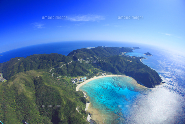 渡嘉志久ビーチと阿波連岬 魚眼 の写真素材 イラスト素材 アマナイメージズ