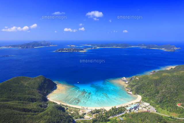 渡嘉志久ビーチと座間味島など慶良間諸島 の写真素材 イラスト素材 アマナイメージズ