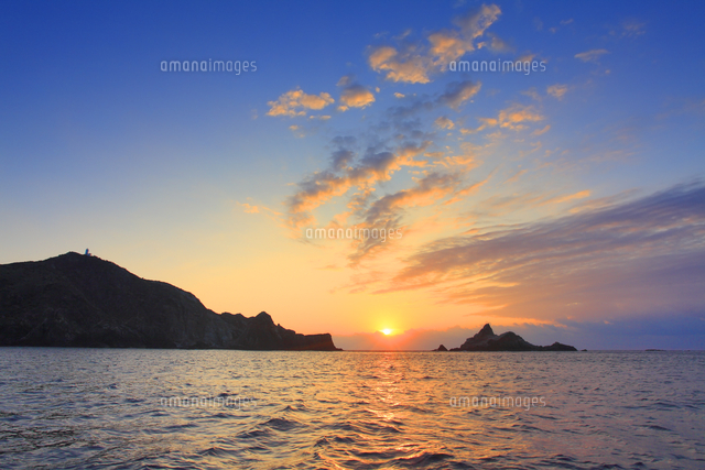 ありーん様 「朝焼け」日の出  風景  海  太陽 キャンバス F3 阿波連岬灯台と朝日と朝焼け[10247024412]の写真・イラスト素材