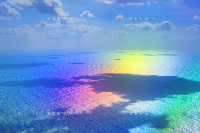虹色に輝く海 の写真素材 イラスト素材 アマナイメージズ