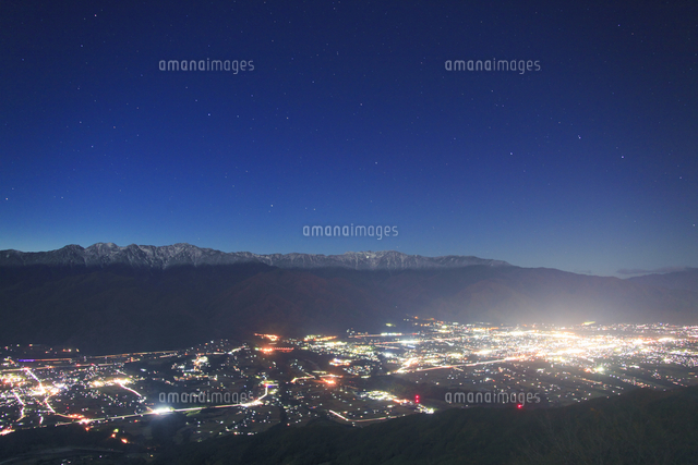 陣場形山から望む中央アルプスと駒ヶ根市街夜景と星空 の写真素材 イラスト素材 アマナイメージズ