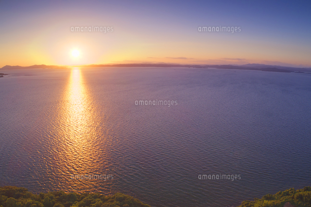 夕陽ヶ丘から望む瀬戸内海と夕日 の写真素材 イラスト素材 アマナイメージズ