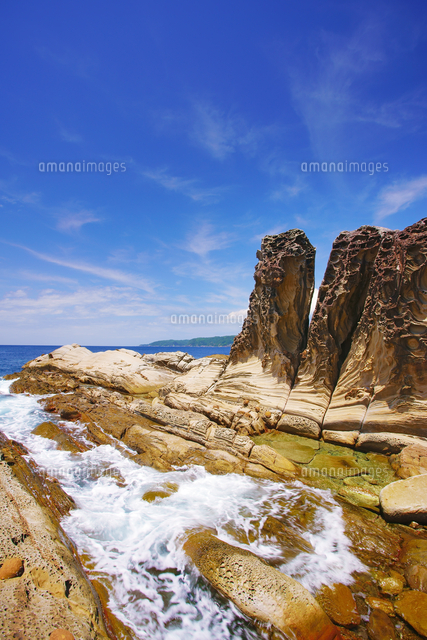 見残し海岸の屏風岩と打ち寄せる波 の写真素材 イラスト素材 アマナイメージズ