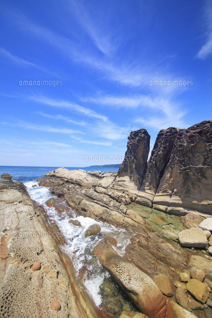 見残し海岸の屏風岩と打ち寄せる波とすじ雲 の写真素材 イラスト素材 アマナイメージズ