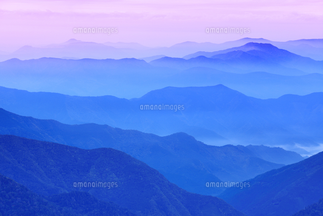朝の石鎚山の弥山から望む中津山などの山並み の写真素材 イラスト素材 アマナイメージズ
