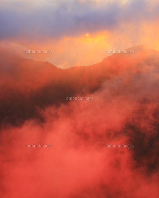 夕日に染まる夕霧と西ノ冠岳と二ノ森の間の山稜[10247027307]の写真