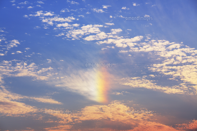 夕方の彩雲 の写真素材 イラスト素材 アマナイメージズ