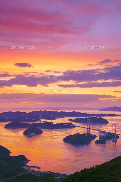 亀老山展望公園から望む来島海峡大橋と夕焼け[10247027433]の写真