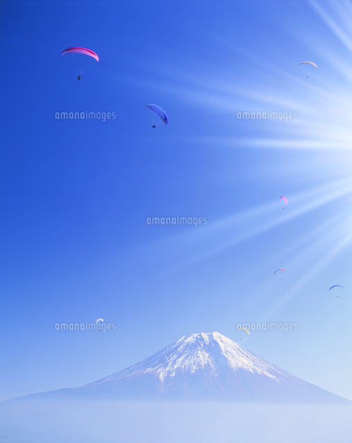 パラグライダーと富士山と太陽の光芒 の写真素材 イラスト素材 アマナイメージズ