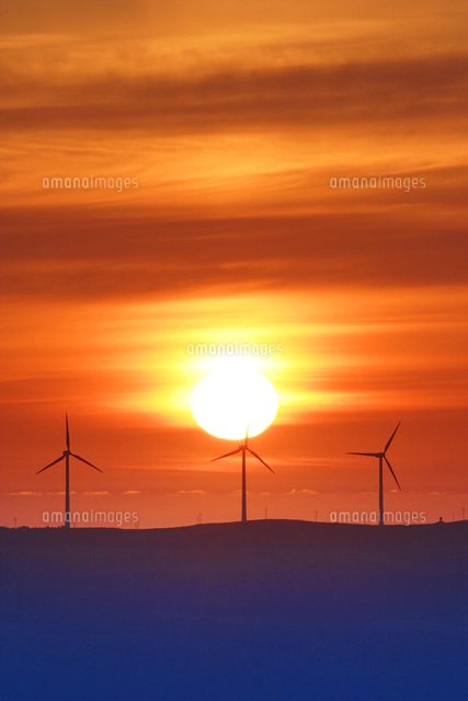 風力発電の風車と夕日[10247032124]の写真・イラスト素材｜アマナ