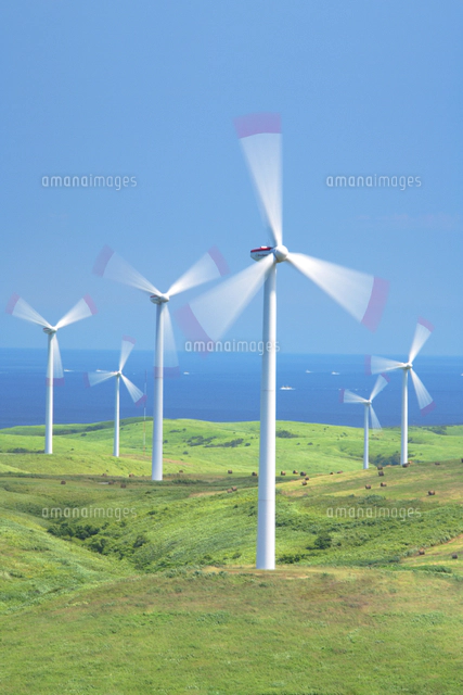 風力発電の風車と夕日[10247032124]の写真・イラスト素材｜アマナ