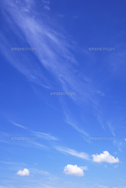 わた雲とすじ雲 の写真素材 イラスト素材 アマナイメージズ