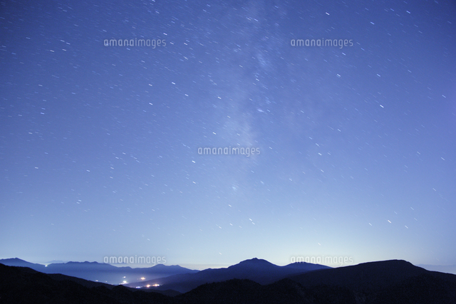 夜の山並みと天の川 八ケ岳方向 の写真素材 イラスト素材 アマナイメージズ