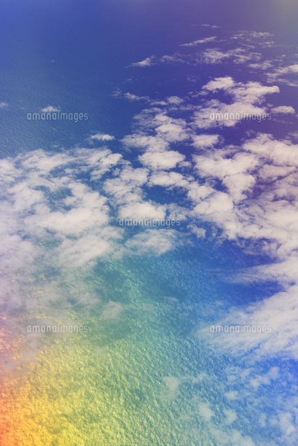 虹色の海と雲 の写真素材 イラスト素材 アマナイメージズ