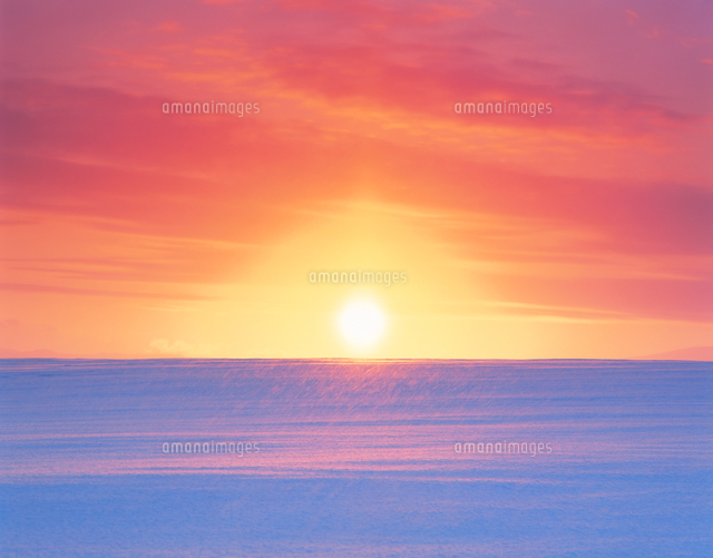 降る雪と朝日 の写真素材 イラスト素材 アマナイメージズ 降る雪と朝日 の写真素材 イラスト素材 アマナイメージズ