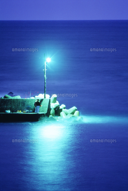 夜の防波堤 の写真素材 イラスト素材 アマナイメージズ