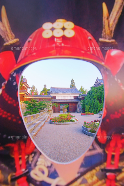 真田幸村の顔ハメ看板越しの朝の六花文花壇と上田城の東虎口櫓門 の写真素材 イラスト素材 アマナイメージズ