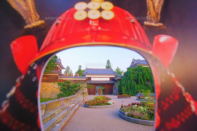 真田幸村の顔ハメ看板越しの朝の六花文花壇と上田城の東虎口櫓門 の写真素材 イラスト素材 アマナイメージズ