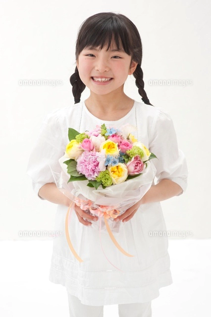 花束を持つ女の子[10248000384]の写真・イラスト素材｜アマナイメージズ