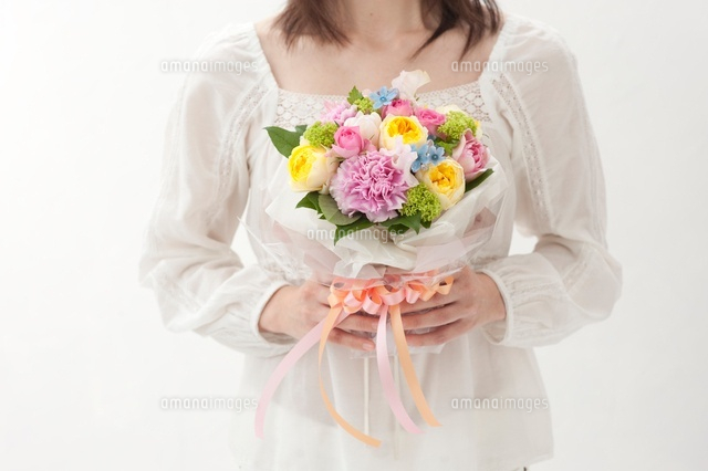 花束を持つ女性 の写真素材 イラスト素材 アマナイメージズ 花束を持つ女性 の写真素材 イラスト素材 アマナイメージズ