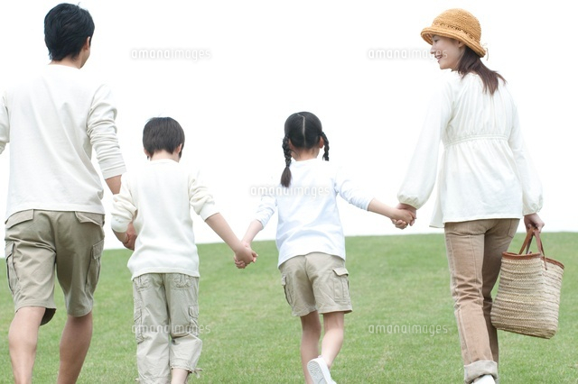 公園で手を繋ぐ4人家族後姿 の写真素材 イラスト素材 アマナイメージズ