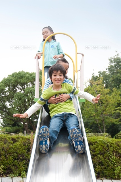 公園の滑り台の子供男女３人 の写真素材 イラスト素材 アマナイメージズ