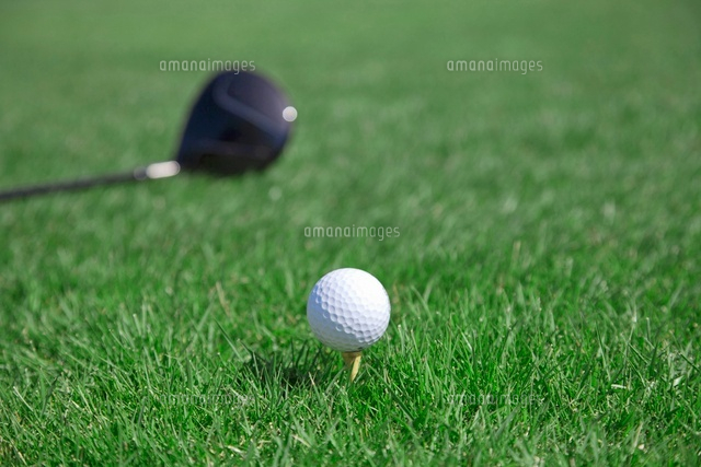 ティーアップしたゴルフボールとクラブ の写真素材 イラスト素材 アマナイメージズ