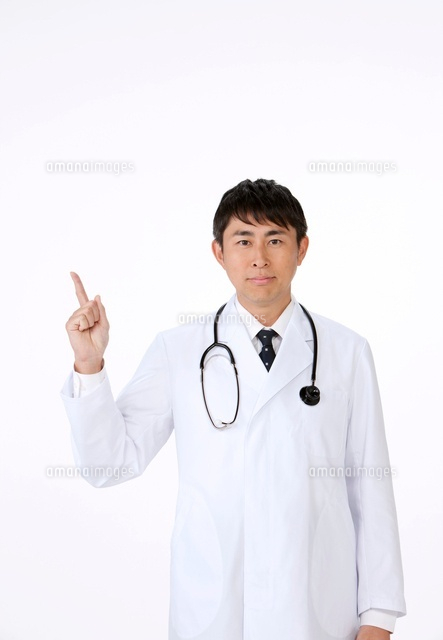 聴診器を肩にかけて指差しする医者 の写真素材 イラスト素材 アマナイメージズ