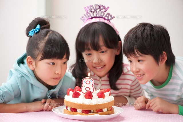 8歳のお誕生日を祝うケーキと子供男女3人 の写真素材 イラスト素材 アマナイメージズ