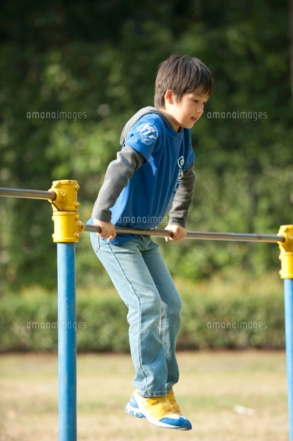 公園で鉄棒をする男の子 の写真素材 イラスト素材 アマナイメージズ