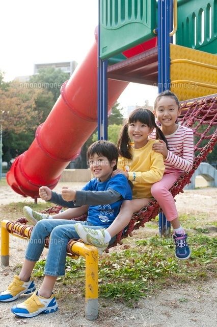 公園の遊具で遊ぶ子供男女3人 の写真素材 イラスト素材 アマナイメージズ