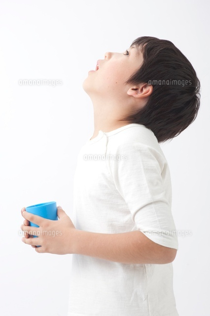 うがいをする男の子 の写真素材 イラスト素材 アマナイメージズ