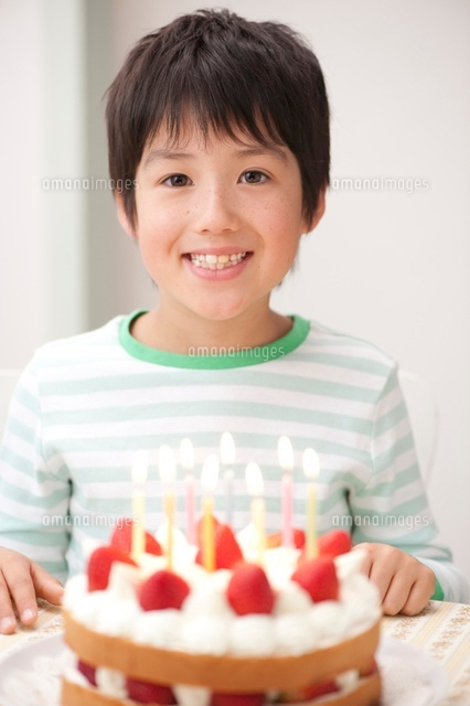 キャンドルを立てたバースデーケーキと男の子 の写真素材 イラスト素材 アマナイメージズ