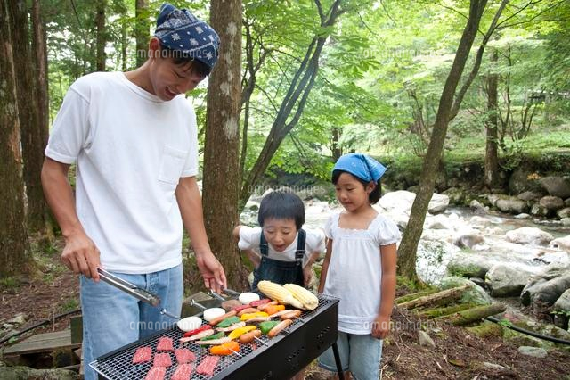 バーベキューをする父と子供男女 の写真素材 イラスト素材 アマナイメージズ