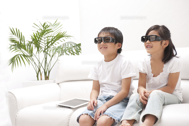 ３ｄメガネをかけた子供男女 の写真素材 イラスト素材 アマナイメージズ