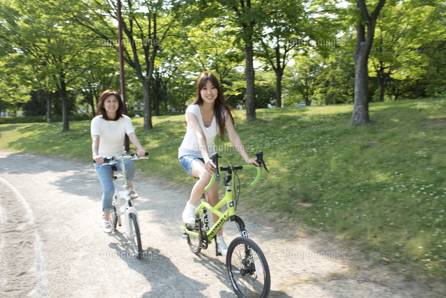 自転車に乗って走る母と娘[10248008140]の写真・イラスト素材｜アマナ 