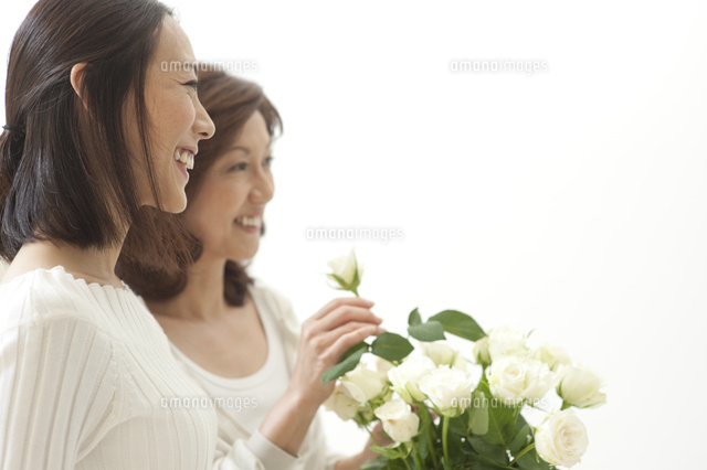 花瓶に白い花をさす母と娘 の写真素材 イラスト素材 アマナイメージズ
