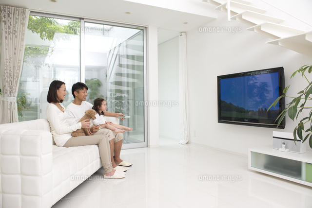 リビングでテレビをみる家族と犬 の写真素材 イラスト素材 アマナイメージズ