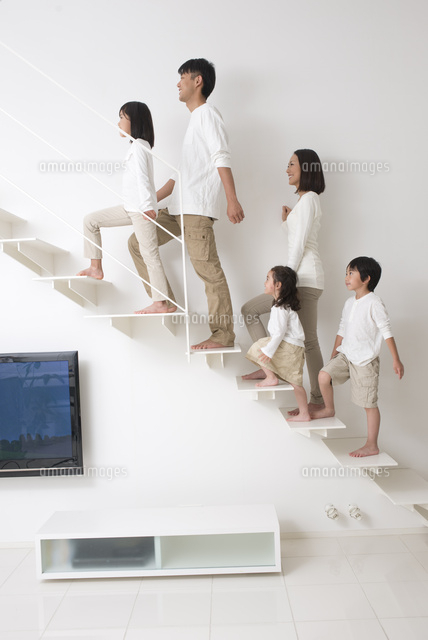 階段を登る五人家族 の写真素材 イラスト素材 アマナイメージズ