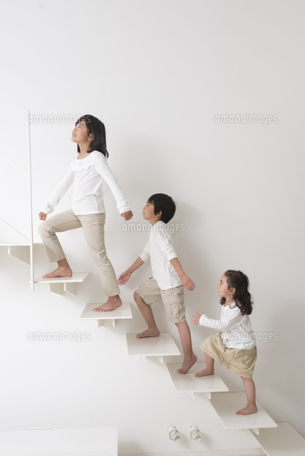 階段を登る子供男女三人 の写真素材 イラスト素材 アマナイメージズ