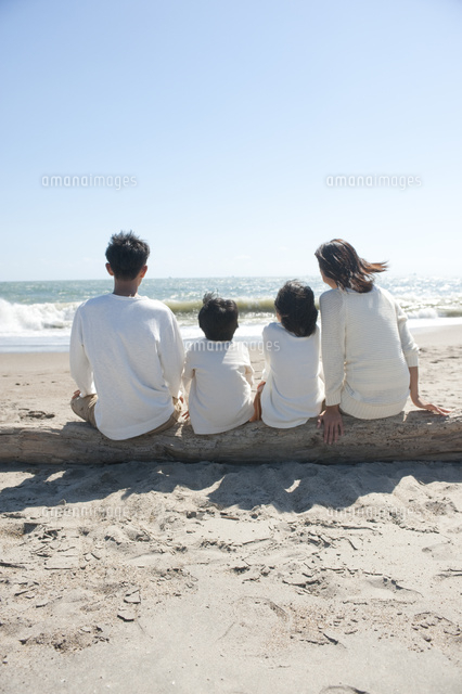 海辺の流木に座る家族後姿 の写真素材 イラスト素材 アマナイメージズ 海辺の流木に座る家族後姿 の写真素材 イラスト素材 アマナイメージズ