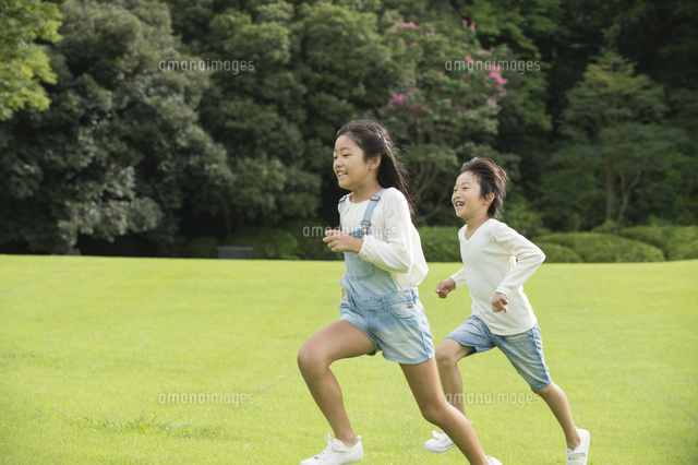 公園を走る子供男女 の写真素材 イラスト素材 アマナイメージズ