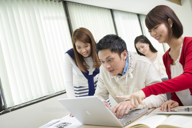 ｐｃを見て遊ぶ大学生男女 の写真素材 イラスト素材 アマナイメージズ