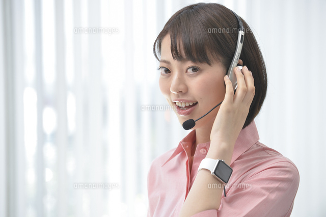 インカムを付けた女性 の写真素材 イラスト素材 アマナイメージズ