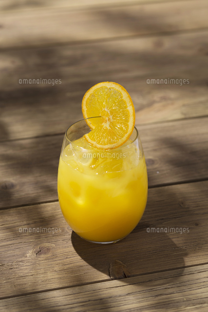 オレンジジュースと樹の葉シルエット の写真素材 イラスト素材 アマナイメージズ